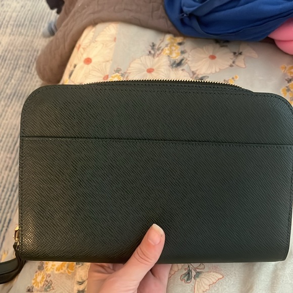 Authenticated Louis Vuitton Taiga Baikal Clutch Handbag Green Leather - Picture 2 of 4